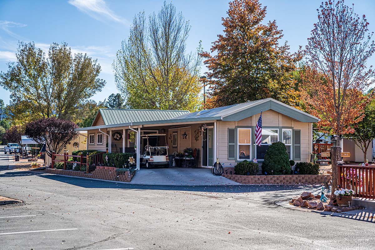 Paved tree lined streets in Lamplighter RV Resort & Park